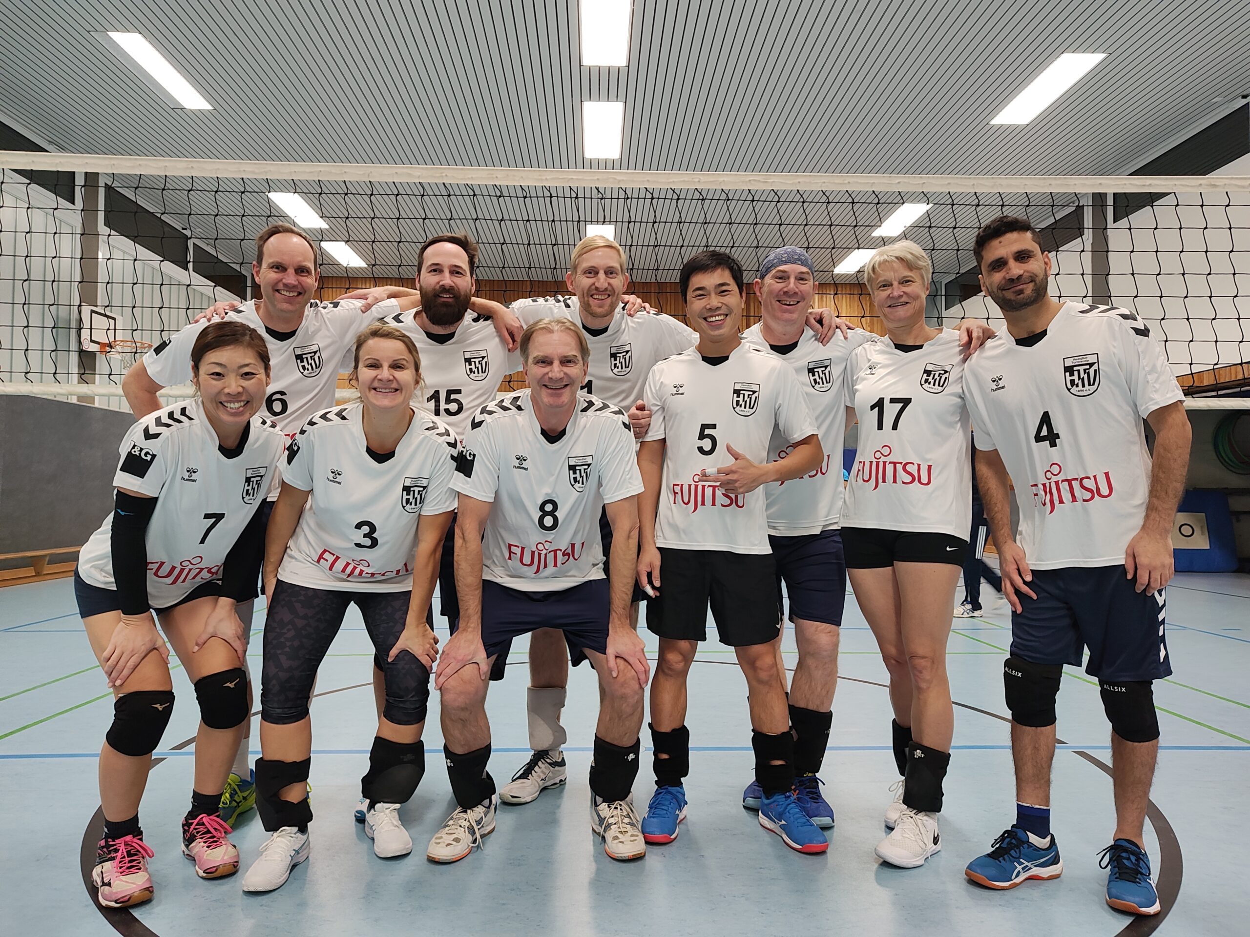 Volleyballer ‘schmettern’ sich durch die Liga