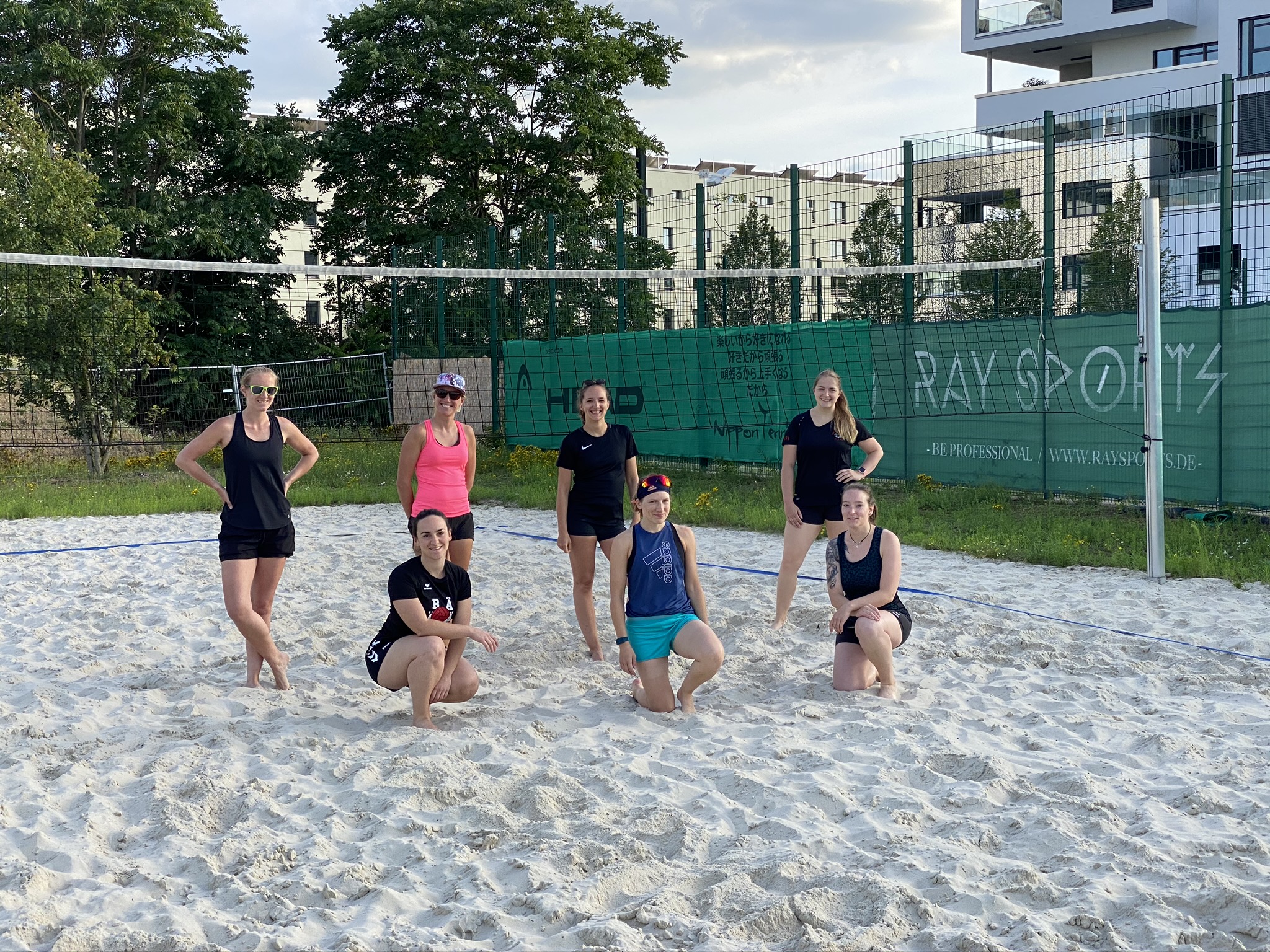 Volleyball-Damen des TSV Jahn trainieren auf der Beachanlage